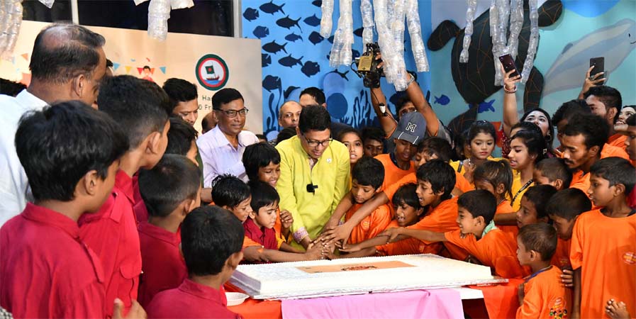 প্রধানমন্ত্রীর জন্মদিনে পথশিশুদের নিয়ে কেক কাটলেন পলক প্রধানমন্ত্রীর জন্মদিনে পথশিশুদের নিয়ে কেক কাটলেন পলক