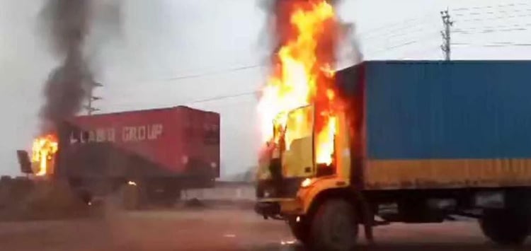 গাজীপুরে ককটেল ফাটিয়ে দুটি কাভার্ড ভ্যানে আগুন গাজীপুরে ককটেল ফাটিয়ে দুটি কাভার্ড ভ্যানে আগুন