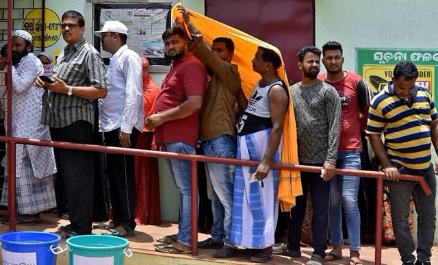ভারতে ভোটের শেষ দিনে হিটস্ট্রোকে ৩৩ জন পোলিং কর্মীর মৃত্যু : রাজ্য নির্বাচন প্রধান ভারতে ভোটের শেষ দিনে হিটস্ট্রোকে ৩৩ জন পোলিং কর্মীর মৃত্যু : রাজ্য নির্বাচন প্রধান