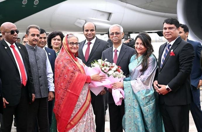 প্রধানমন্ত্রী দুই দিনের রাষ্ট্রীয় সফরে নয়াদিল্লি পৌঁছেছেন প্রধানমন্ত্রী দুই দিনের রাষ্ট্রীয় সফরে নয়াদিল্লি পৌঁছেছেন
