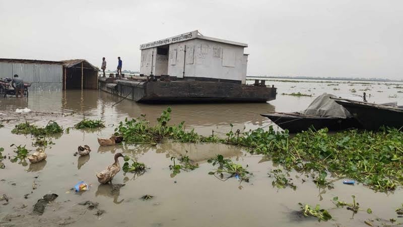 গাইবান্ধায় তিস্তা নদীর পানি বেড়েছে : তীরে ভাঙন শুরু