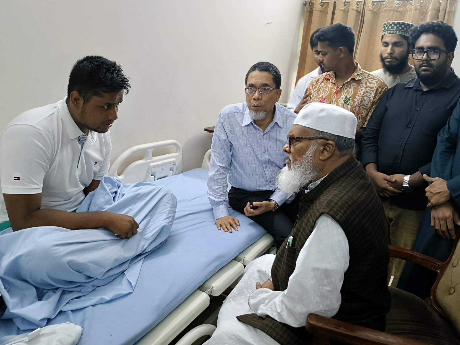 সমন্বয়ক হাসনাত আবদুল্লাহকে দেখতে সিএমএইচে ধর্ম উপদেষ্টা সমন্বয়ক হাসনাত আবদুল্লাহকে দেখতে সিএমএইচে ধর্ম উপদেষ্টা
