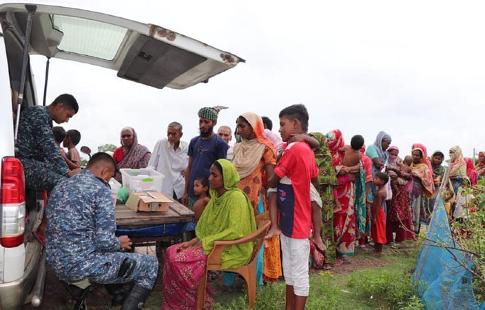 বন্যা কবলিত এলাকায় নৌবাহিনী চিকিৎসা সেবা দিচ্ছে বন্যা কবলিত এলাকায় নৌবাহিনী চিকিৎসা সেবা দিচ্ছে