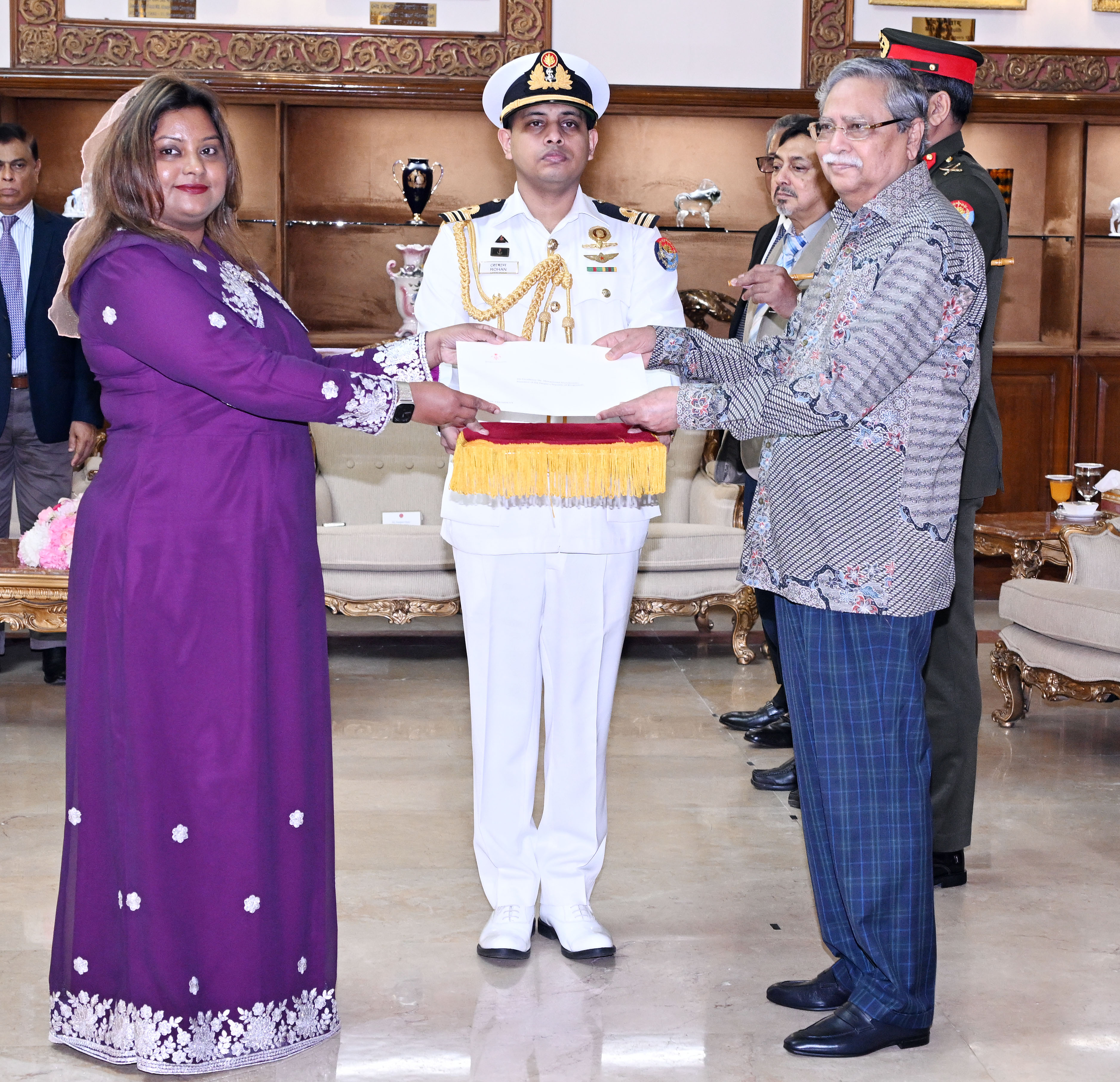 রাষ্ট্রপতির কাছে মালদ্বীপের হাইকমিশনারের পরিচয়পত্র পেশ রাষ্ট্রপতির কাছে মালদ্বীপের হাইকমিশনারের পরিচয়পত্র পেশ