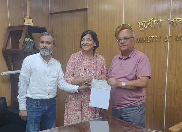 প্রধান উপদেষ্টার পক্ষে ১ কোটি ৯৯ লাখ টাকার অনুদানের চেক গ্রহণ ত্রাণ উপদেষ্টার প্রধান উপদেষ্টার পক্ষে ১ কোটি ৯৯ লাখ টাকার অনুদানের চেক গ্রহণ ত্রাণ উপদেষ্টার