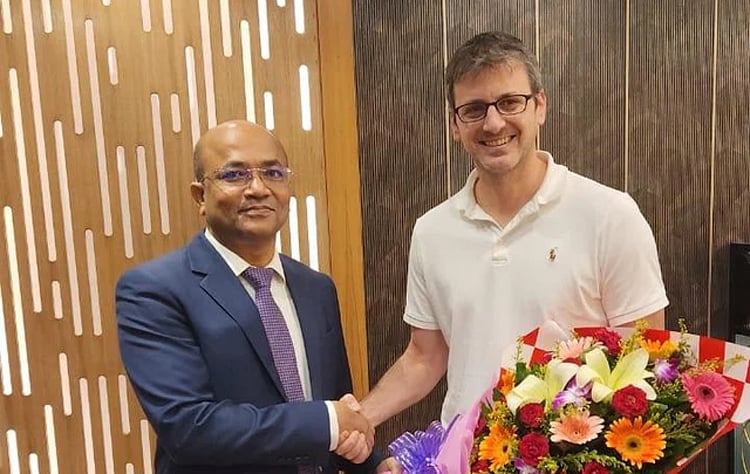 মার্কিন প্রতিনিধি দলের প্রধান নেইম্যান ঢাকায় পৌঁছেছেন মার্কিন প্রতিনিধি দলের প্রধান নেইম্যান ঢাকায় পৌঁছেছেন