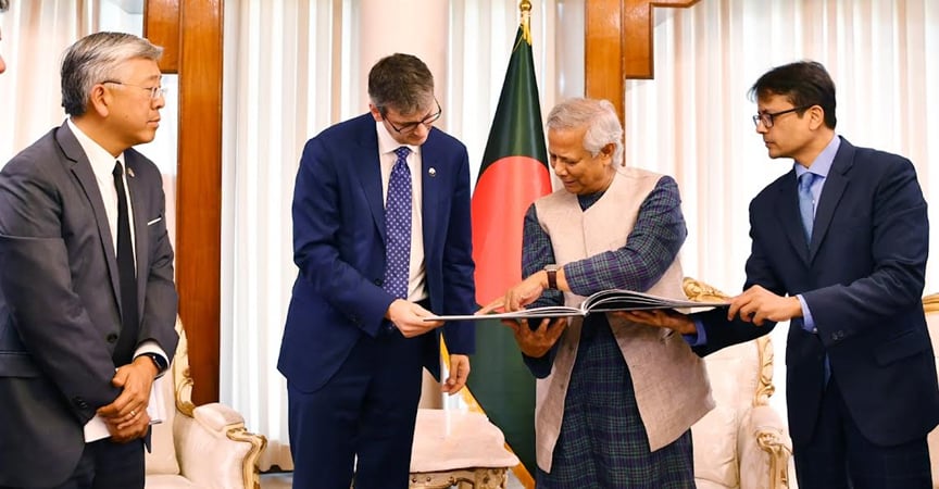 মার্কিন কর্মকর্তাদের গ্রাফিতির আর্টবুক উপহার দিলেন প্রধান উপদেষ্টা মার্কিন কর্মকর্তাদের গ্রাফিতির আর্টবুক উপহার দিলেন প্রধান উপদেষ্টা