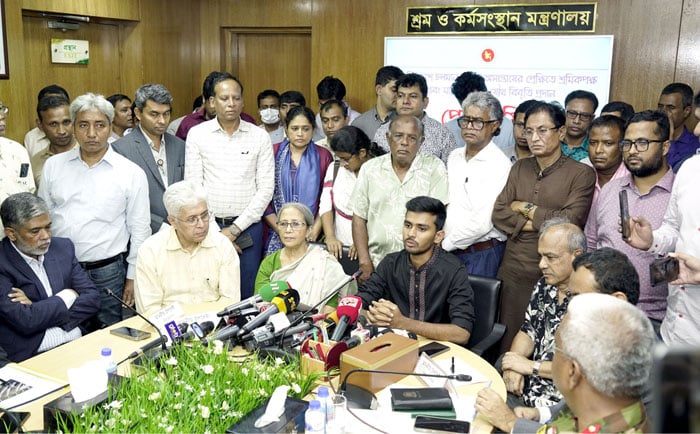 পোশাক শ্রমিকদের ১৮ দফা দাবি মেনে নিয়েছে সরকার ও মালিক পক্ষ পোশাক শ্রমিকদের ১৮ দফা দাবি মেনে নিয়েছে সরকার ও মালিক পক্ষ