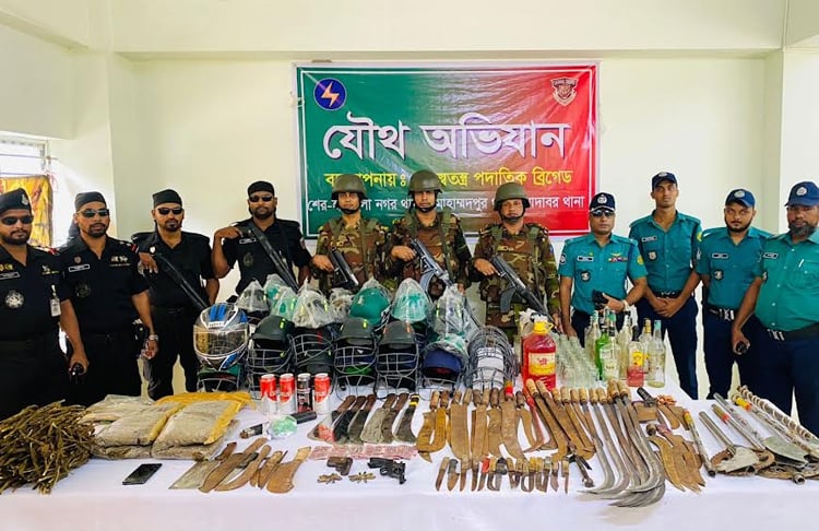 মোহাম্মদপুরের জেনেভা ক্যাম্প থেকে বিপুল পরিমাণ অস্ত্র ও মাদক উদ্ধার, গ্রেফতার ৩৫ মোহাম্মদপুরের জেনেভা ক্যাম্প থেকে বিপুল পরিমাণ অস্ত্র ও মাদক উদ্ধার, গ্রেফতার ৩৫