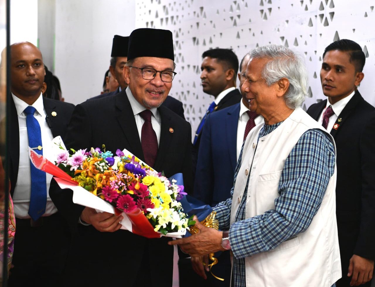 মালয়েশিয়ার প্রধানমন্ত্রী আনোয়ার ইব্রাহিম ঢাকা পৌঁছেছেন মালয়েশিয়ার প্রধানমন্ত্রী আনোয়ার ইব্রাহিম ঢাকা পৌঁছেছেন