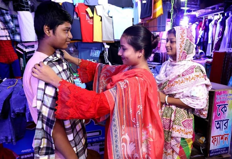 পূজায় পছন্দের পোশাক কিনতে শপিংমলে ভিড়, বেড়েছে বেচাকেনা পূজায় পছন্দের পোশাক কিনতে শপিংমলে ভিড়, বেড়েছে বেচাকেনা