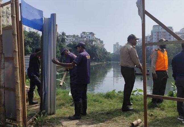 পরিবেশ উপদেষ্টার নির্দেশে যৌথ অভিযান : গুলশান লেকে অবৈধ স্থাপনা উচ্ছেদ পরিবেশ উপদেষ্টার নির্দেশে যৌথ অভিযান : গুলশান লেকে অবৈধ স্থাপনা উচ্ছেদ