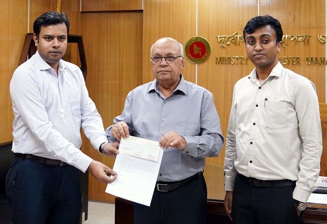 প্রধান উপদেষ্টার পক্ষে ২০ লাখ টাকার অনুদানের চেক গ্রহণ প্রধান উপদেষ্টার পক্ষে ২০ লাখ টাকার অনুদানের চেক গ্রহণ