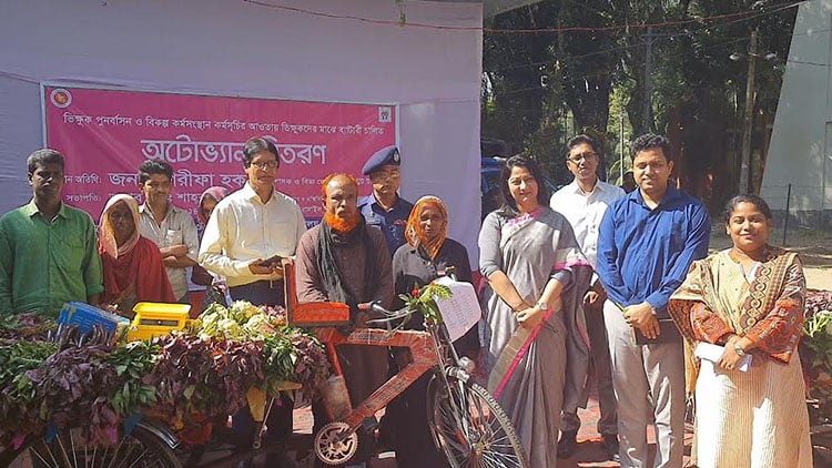 টাঙ্গাইলে ভিক্ষুকদের মাঝে অটোভ্যান বিতরণ টাঙ্গাইলে ভিক্ষুকদের মাঝে অটোভ্যান বিতরণ