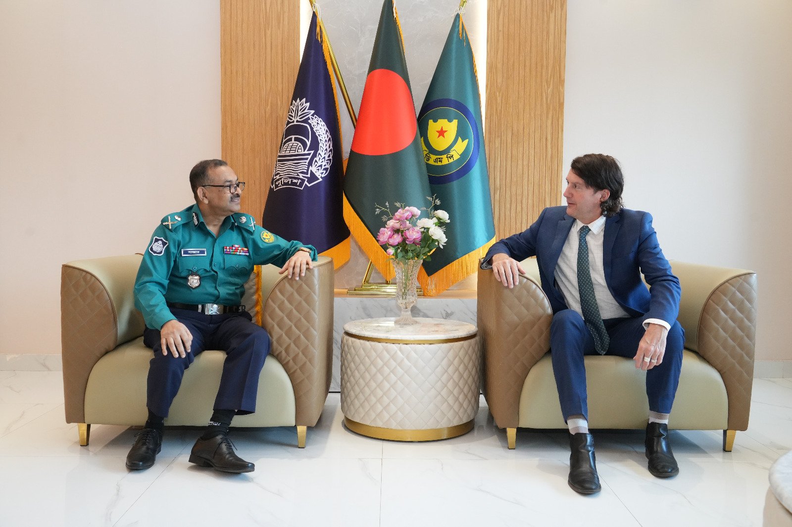 ডিএমপি কমিশনারের সঙ্গে মার্কিন দূতাবাসের প্রতিনিধিদলের সাক্ষাৎ ডিএমপি কমিশনারের সঙ্গে মার্কিন দূতাবাসের প্রতিনিধিদলের সাক্ষাৎ