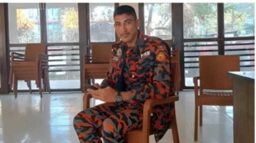 সচিবালয়ে আগুন নেভাতে গিয়ে নিহত নয়নের পরিবারের পাশে তারেক রহমান সচিবালয়ে আগুন নেভাতে গিয়ে নিহত নয়নের পরিবারের পাশে তারেক রহমান