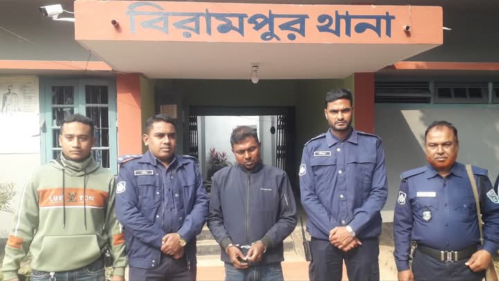 বিরামপুরে ১২টি সোনার বার সহ আটক