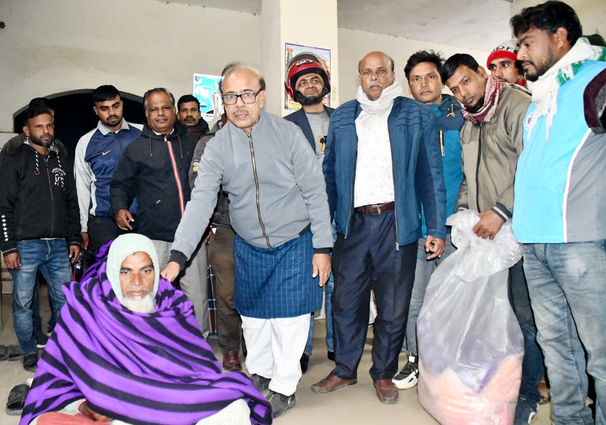 নওগাঁয় তারেক রহমানের পক্ষে অসহায় শীতার্তদের মাঝে কম্বল বিতরণ নওগাঁয় তারেক রহমানের পক্ষে অসহায় শীতার্তদের মাঝে কম্বল বিতরণ