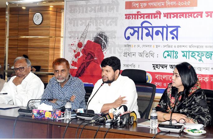 বিনা নোটিশে কোনো সাংবাদিককে চাকরি থেকে অব্যাহতি দেয়ার সুযোগ নেই : মাহফুজ আলম