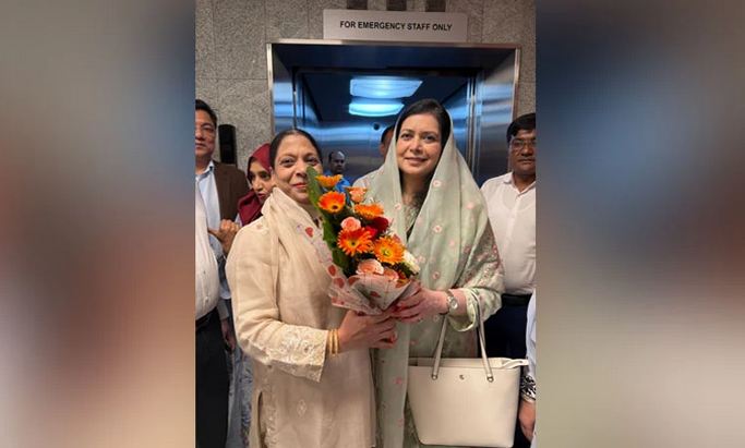 অসুস্থ মাকে দেখতে হাসপাতালে ডা. জোবাইদা রহমান অসুস্থ মাকে দেখতে হাসপাতালে ডা. জোবাইদা রহমান