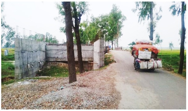 পার্বতীপুরে তিন বছরেও নির্মাণ হয়নি ব্রিজ, সড়কে ভোগান্তি পার্বতীপুরে তিন বছরেও নির্মাণ হয়নি ব্রিজ, সড়কে ভোগান্তি