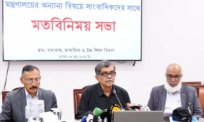 ২০২৭ সালে নতুন কারিকুলামে বই পাবে ৬ষ্ঠ শ্রেণির শিক্ষার্থীরা: শিক্ষা উপদেষ্টা